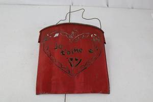 lot 275 image: Je taime Heart Tin - Red Valentine Wall Hanging