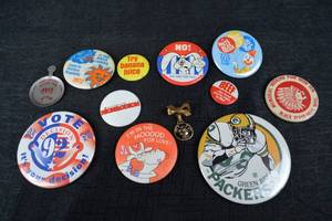 lot 184 image: Pins & Buttons - Vintage 1970s-1990s political, sports & pop-culture lot