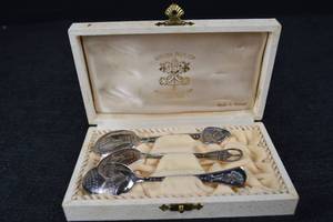 lot 188 image: Sterling Silver Spoons - Vatican Pavilion 1964 Worlds Fair