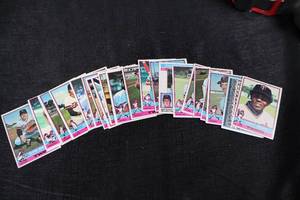 lot 303 image: Baseball Cards - 1976 Topps Twins