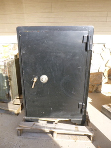 lot 6 image: Large Safe on Wheels