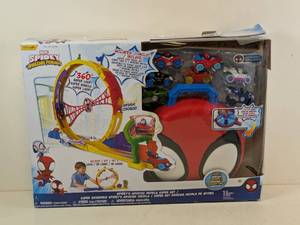 lot 38 image: MARVEL SPIDEYS AMAZING METALS SUPER SET