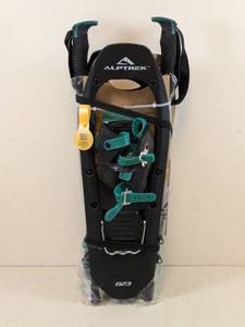 lot 133 image: NEW ALPTRAK SNOWSHOES KIT PRO 823 W POLES (GREEN)