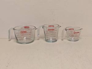 lot 155 image: 3PC. PYREX MEASURING CUP SET