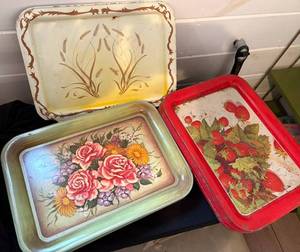 lot 28 image: Vintage Metal Trays