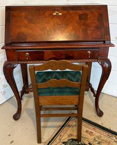 lot 31 image: Queen Anne Style Secretary Desk & Chair