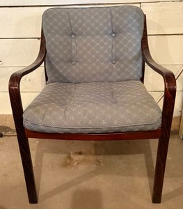 lot 32 image: Blue Chair