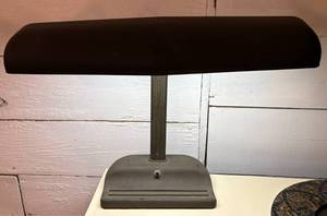 lot 40 image: Vintage Fluorescent Desk Lamp
