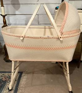 lot 41 image: Vintage Wicker Bassinet