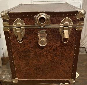 lot 52 image: Newer Storage Trunk