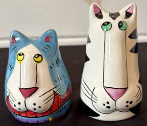 lot 91 image: Catzilla Ceramic Cat Head Salt & Pepper Shakers