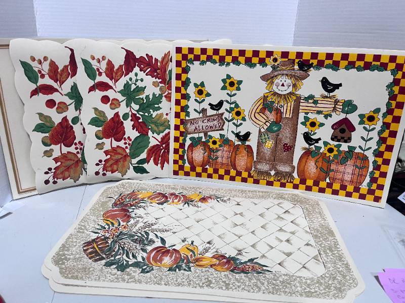 lot 113 image: 7 Vintage Holiday Place Mats