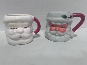 lot 18 image: 2 Santa Clause Mugs