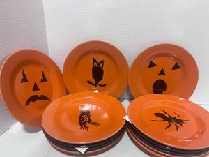 lot 85 image: Set of 12 Halloween 8 Plates. Orange plates have Owl, Pumpkin Face, Spider and Vulture. Black plates have no images