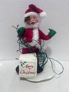 lot 93 image: Vintage Annalee Santa with Lights