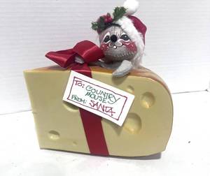 lot 99 image: Vintage Annalee Christmas Mouse with Cheese