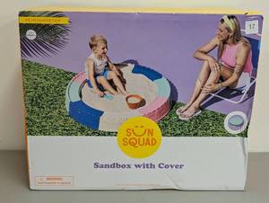 lot 17 image: Castle Fort Sandbox with Floor - Sun Squad