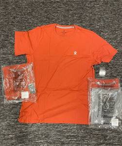 lot 177 image: Hydro Flask X Large Red T-Shirts, Set of 4