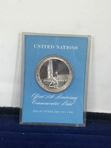 lot 249 image: United Nations 25th Anniversary Commemorative Solid Sterling Silver Medal - Minted for the United Nations by the Franklin Mint