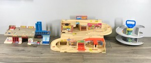 lot 291 image: 2 - Collectible Hot Wheels Service Stations and 1 Track