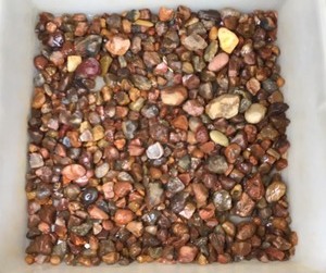 lot 304 image: Over 5lbs Rocks - A lot of them are small agates