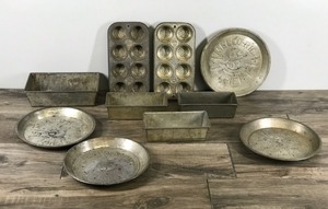 lot 305 image: Lot of Vintage Pie Pans, Muffin Pans and Bread Pans
