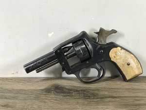 lot 17 image: Vintage H&R 960 Revolver 5 Shot Starter Pistol - Only Shoots Blanks - No FFL Required - Barrel is Solid with No Opening - Only Fires Primers  Blanks