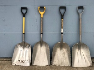 lot 380 image: 4 - Aluminum Snow Shovels