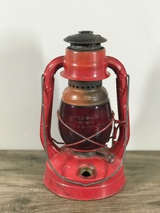 lot 403 image: Vintage Dietz N.Y.U.S.A. Little Wizard Lantern