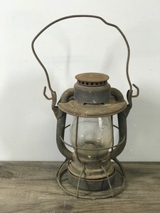 lot 405 image: Vintage Dietz Vesta Lantern