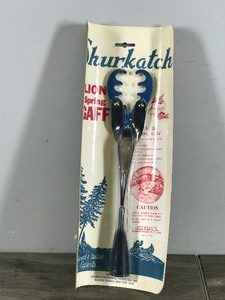 lot 413 image: Vintage Shurkatch Lion Spring Fishing Gaff in Original Package