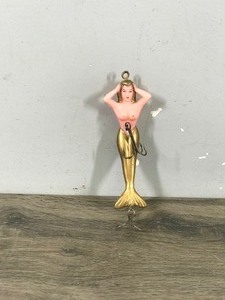 lot 422 image: Vintage Stream-Eze Virgin Mermaid Novelty Lure, Gold Color