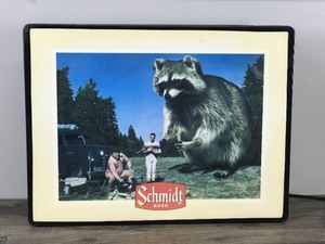 lot 432 image: Vintage Schmidt Beer Lighted Beer Sign - Big Raccoon about to Snatch up the guys Camping