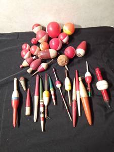 lot 142 image: Vintage wood, cork and plastic bobbers