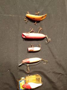 lot 143 image: 5 Vintage fishing lures