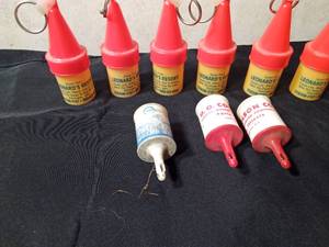 lot 131 image: 1 Vintage Pure Motor Oil MN centennial fishing bobber and 6 vintage Leonards resort Perham, mn fishing bobber key chains