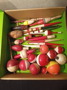 lot 133 image: Box of vintage cork, wood and plastic fishing bobbers