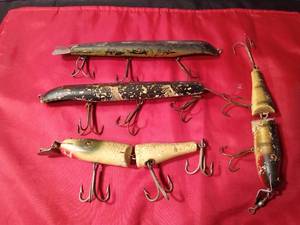 lot 136 image: 4 Vintage Musky lures (2 have jointed bodies)