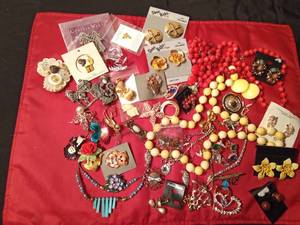 lot 102 image: Lot of vintage jewelry and more