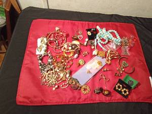lot 105 image: Lot of vintage jewelry and more