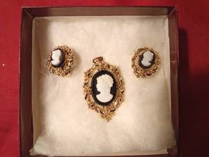 lot 106 image: Cameo jewelry set