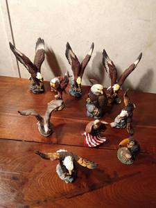 lot 98 image: Ceramic and resin eagle figurines and 1 toucan
