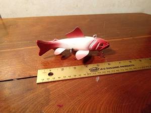 lot 100 image: Hand carved wood spearing fish decoy with metal fins
