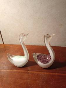 lot 92 image: Vintage venetian glass hand blown swan figurines