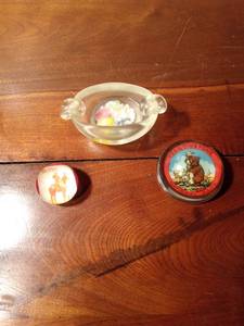 lot 84 image: 2 Vintage collectable paper weights and a vintage collectable ashtray with flowers built in the bottom
