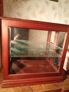 lot 19 image: Lighted China cabinet