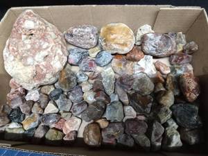 lot 69 image: Lot of agates and more