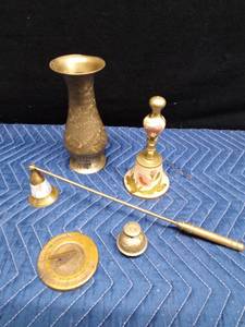 lot 66 image: Lot of brass items