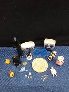 lot 65 image: Lot of vintage collectables