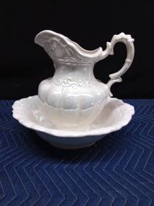 lot 50 image: Pitcher and bowl set